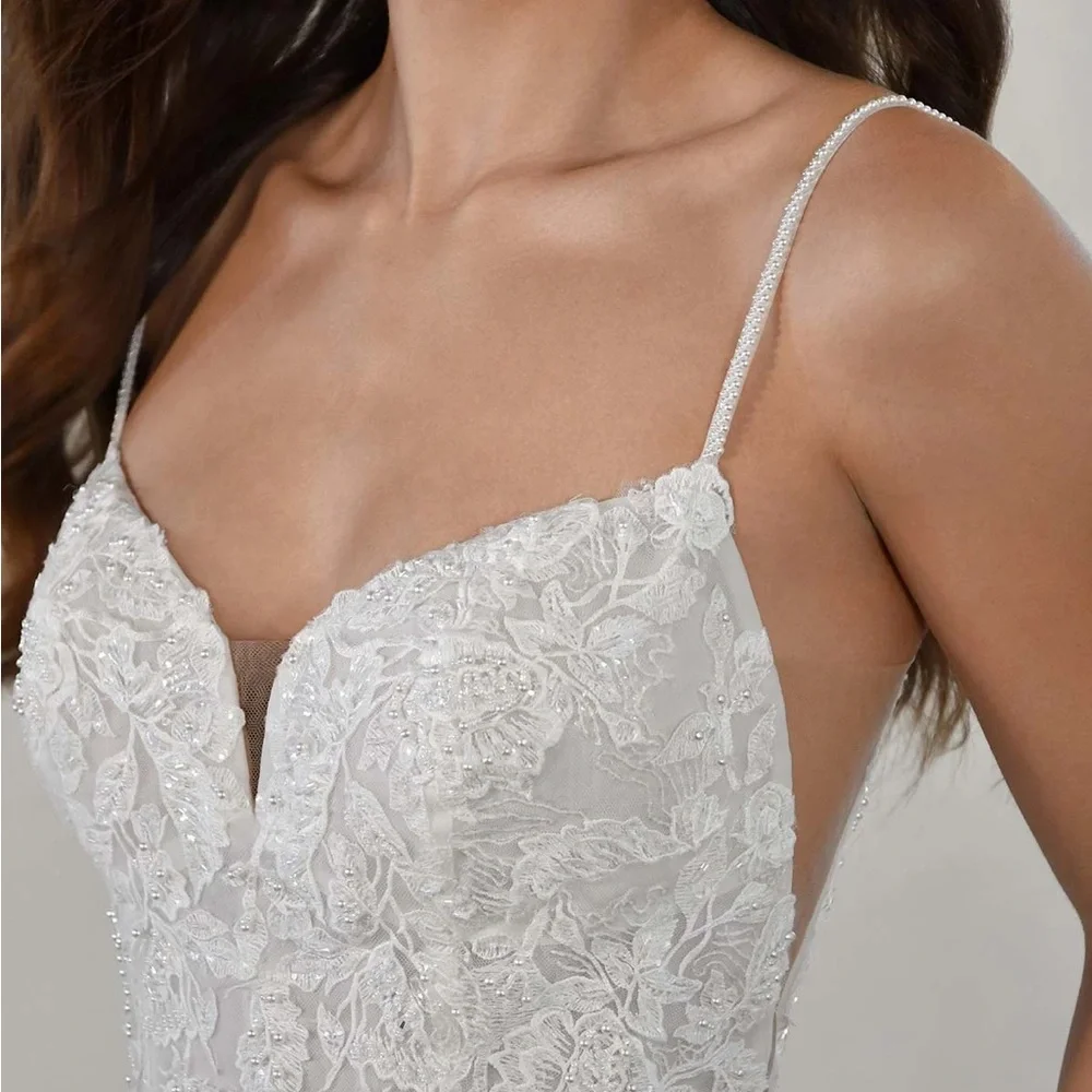 Elegant A-Line Wedding Gown with Lace Bodice and Spaghetti Straps